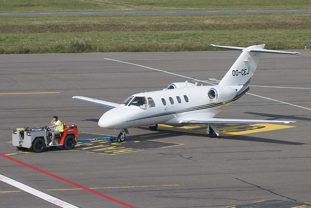 Zakenluchtvaart recht tegenover Eindhoven Airport