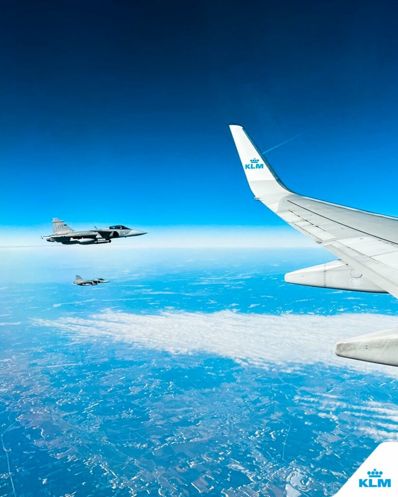 Zweedse luchtmacht escorteert KLM-vlucht | Video