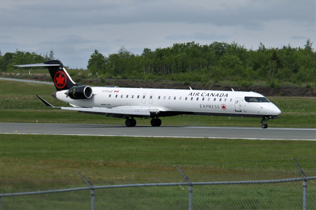 Neus CRJ-900 doorboort raam pushbacktruck | Foto