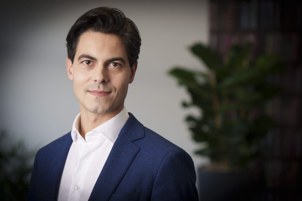 Klimaatminister wil vliegtaks voor transferpassagiers