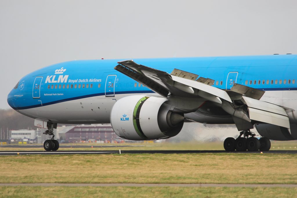 KLM 777 keert boven oceaan om