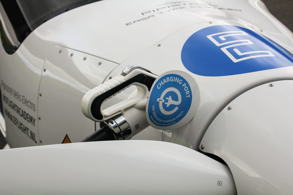 Europese Commissie verdeeld over groene luchtvaart Batterij elektrisch vliegtuig laden