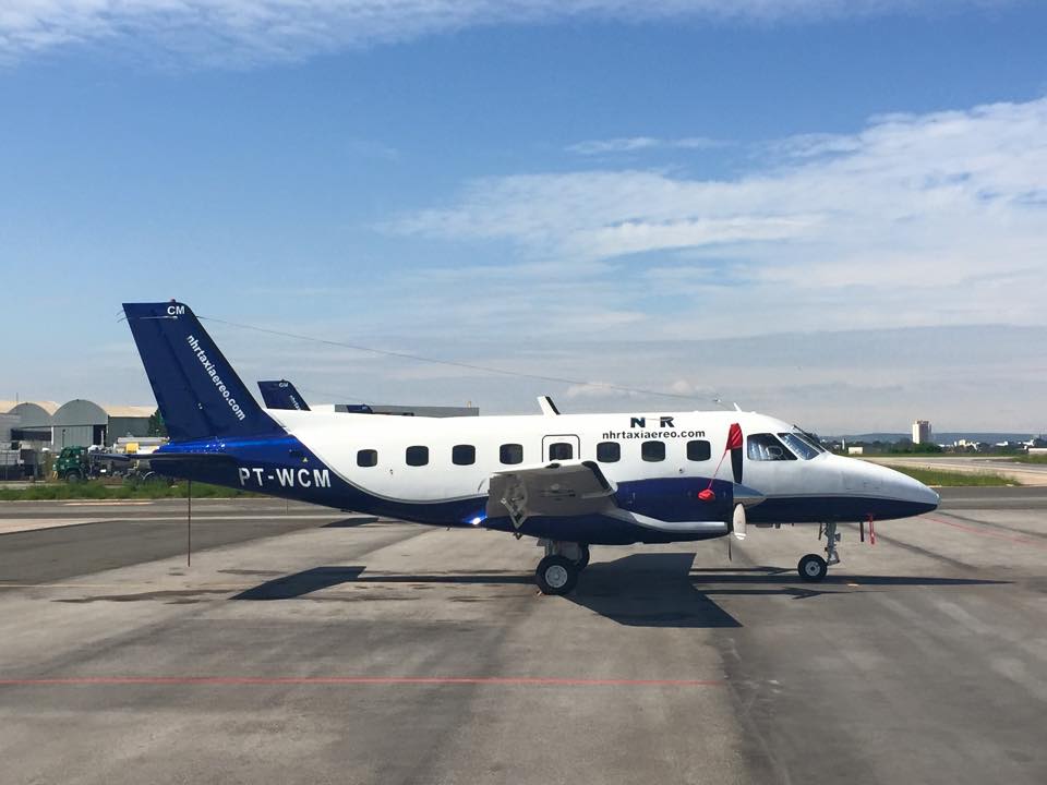 Deur Embraer 110 vliegt tijdens vlucht open | Video