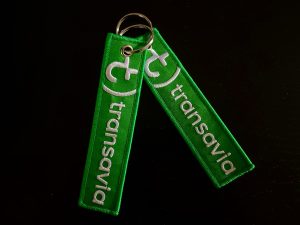 Twee vrolijke Transavia-sleutelhangers