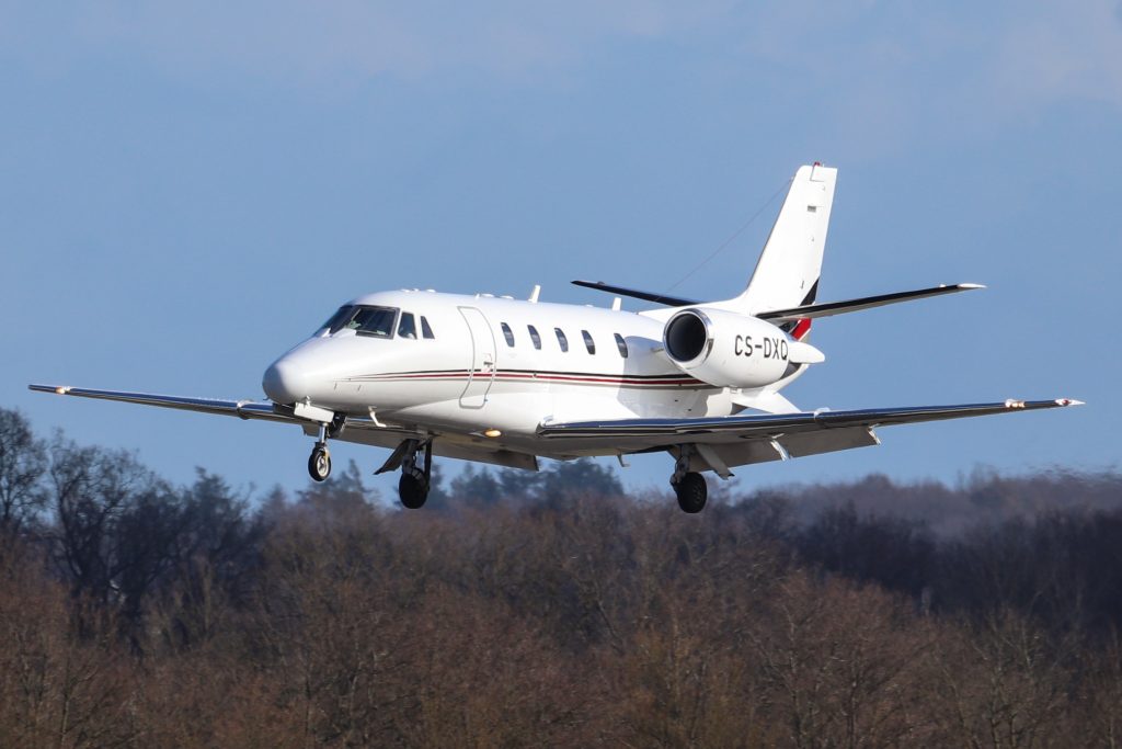 Zakenjet landt bijna bovenop Boeing 737