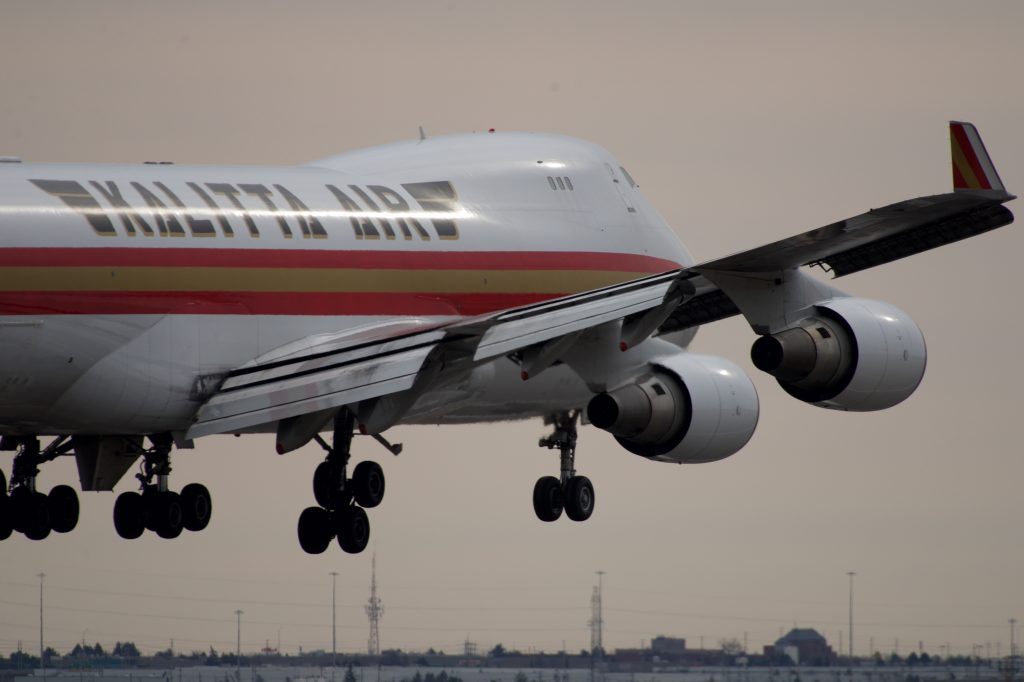747 komt vast te zitten in gras | Video