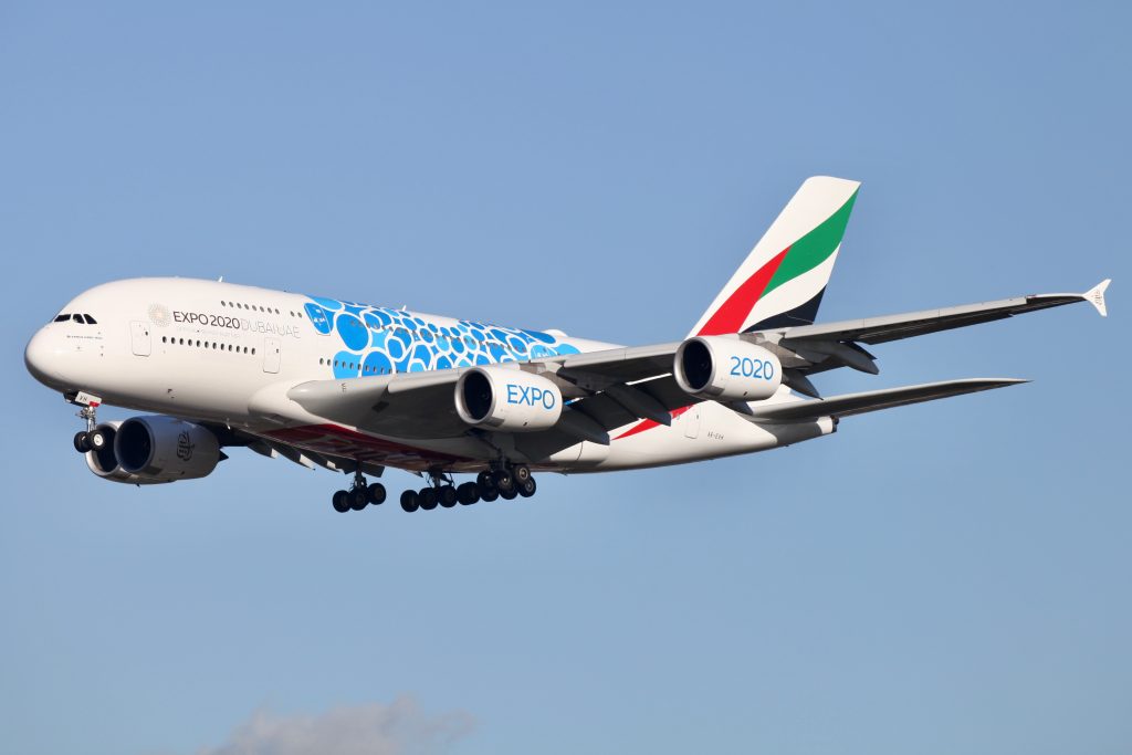 A380 nadert landingsbaan, maar wijkt tóch uit