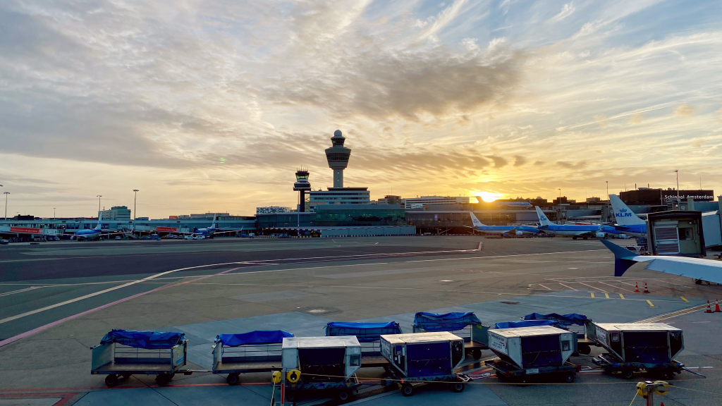 Hagenees (64) opgepakt voor roof iPhones Schiphol