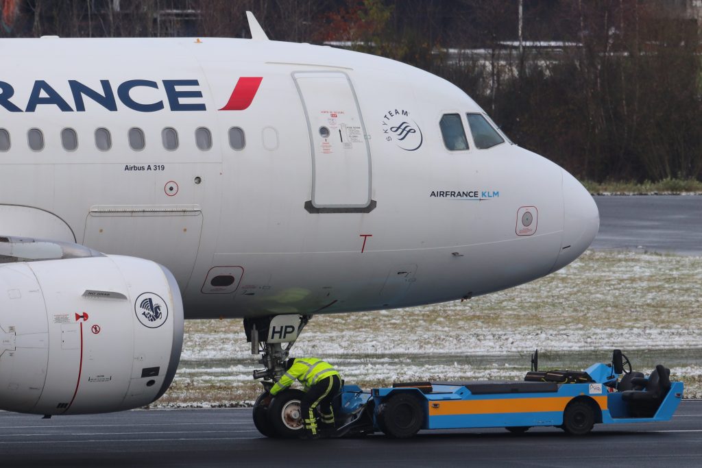De elektrische pushback truck van Twente Airport