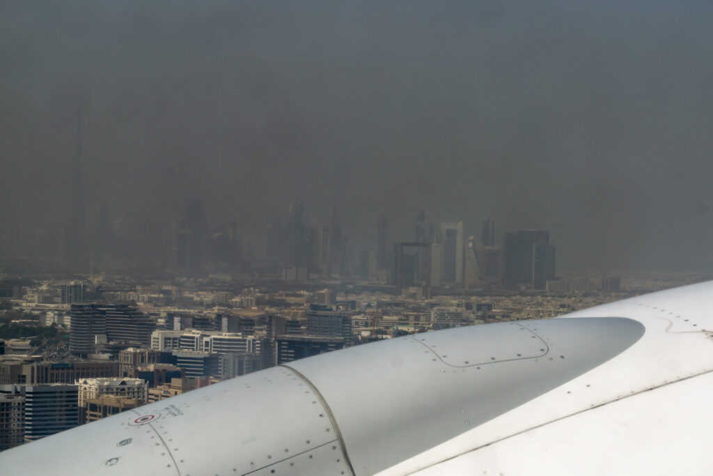 Uitzonderlijk: noodweer op vliegveld Dubai | Video