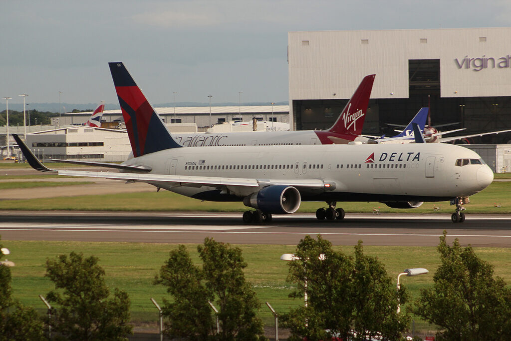 Evacuatieglijbaan 767 valt bij verkeerde in de tuin