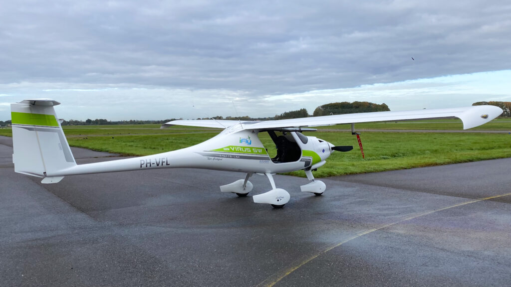 Vliegtuig maakt noodlanding in weiland: ‘Motor viel uit’