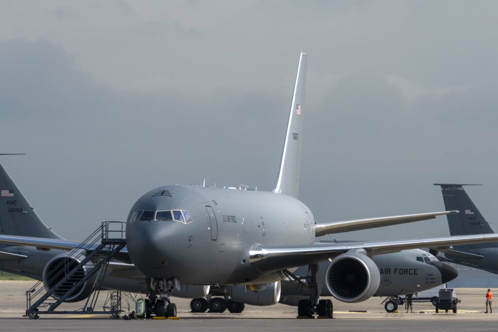 Schade en gewonden na bui op vliegbasis