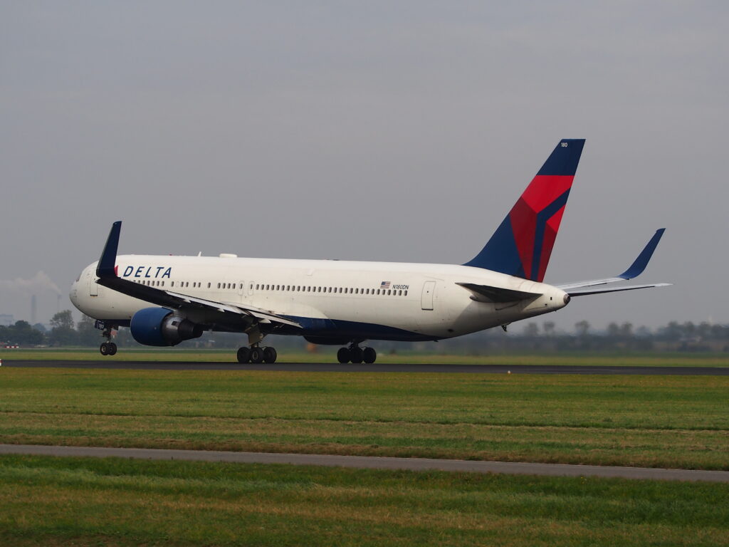 Voormalig sporter plast in 767 op medepassagier