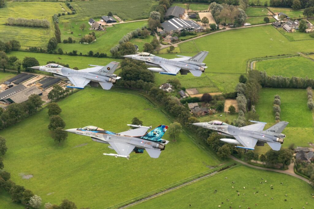Afscheid F-16 vanuit de lucht en vanaf de grond | Foto’s