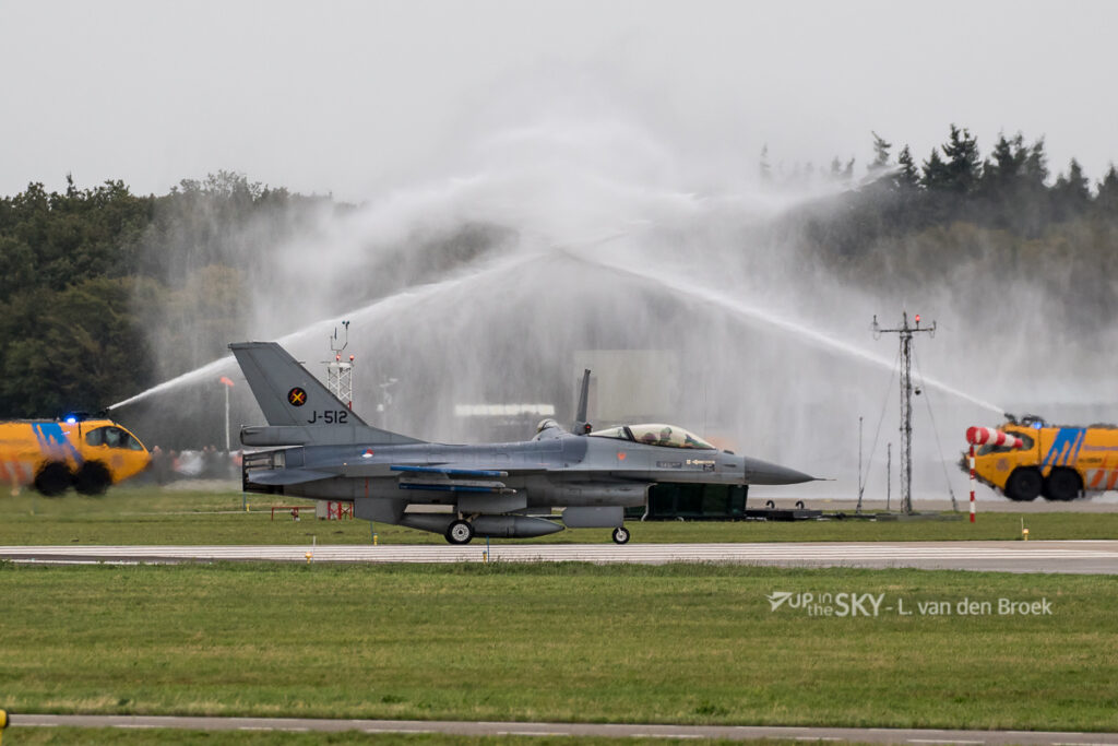 Weergoden huilen mee met afscheid F-16