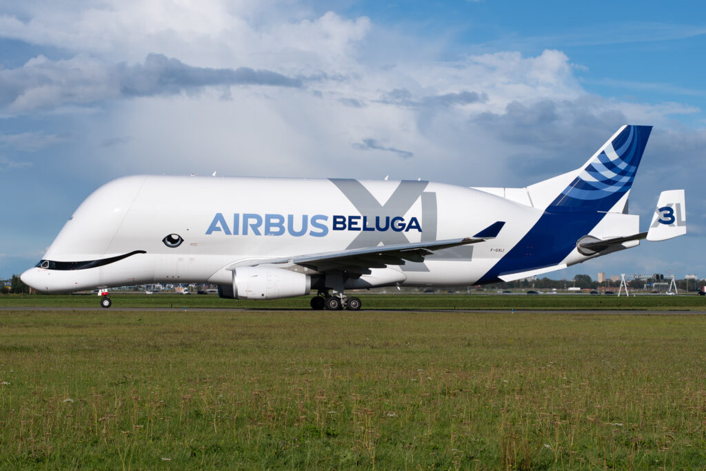 De Airbus BelugaXl, registratie F-GXLI, vertrekt van Schiphol naar Amsterdam