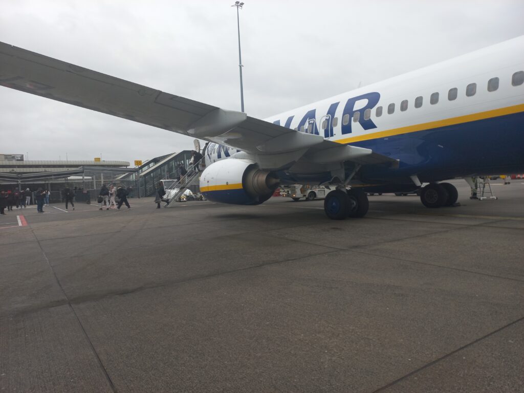 Waarom staan passagiers na de landing direct op?