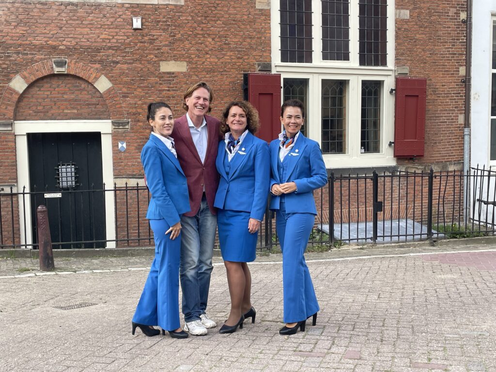 KLM-huisjes als strepen op het uniform van een piloot