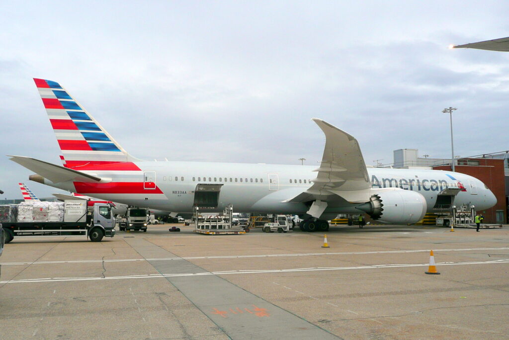 787-piloot komt cockpit uit en waarschuwt