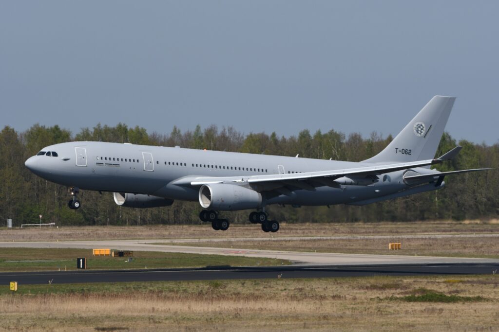 Gloednieuw NAVO-vliegtuig landt op Eindhoven
