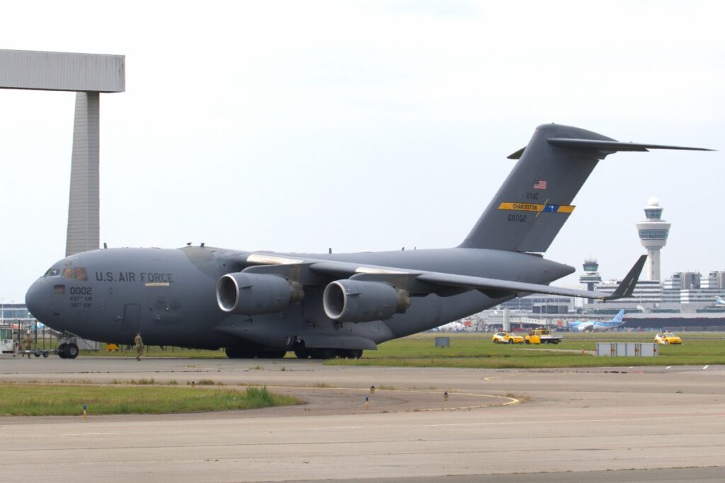 Trump-karavaan op Schiphol aangekomen