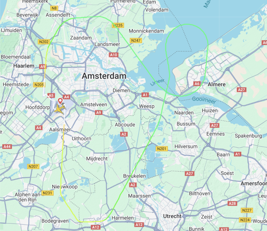 De Boeing 737-800 keerde na een vogelaanvaring terug naar Schiphol © Flightradar24.com