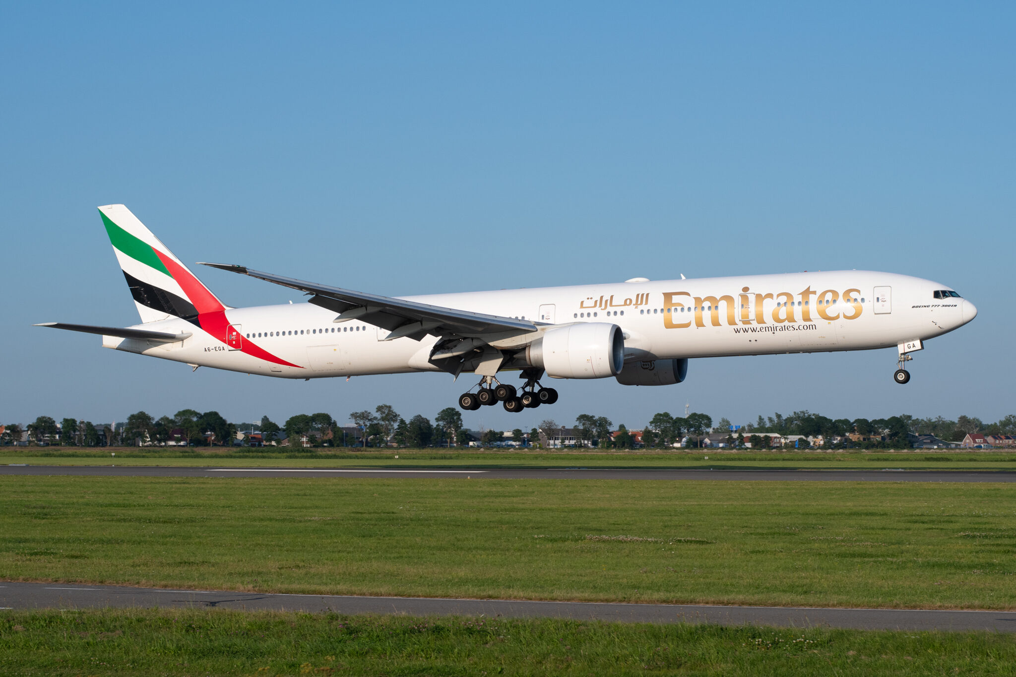 Boeing 777 kan niet landen op Schiphol, wijkt uit